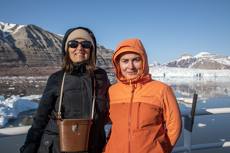 Sandrine og Camilla i Kongsfjorden_.png Viserektor ved Paris-Saclay Université og leder av EUGLOH, Sandrine Lacombe (t.v.) sammen med prorektor forskning og utvikling ved UiT, Camilla Brekke, i Kongsfjorden på Svalbard.